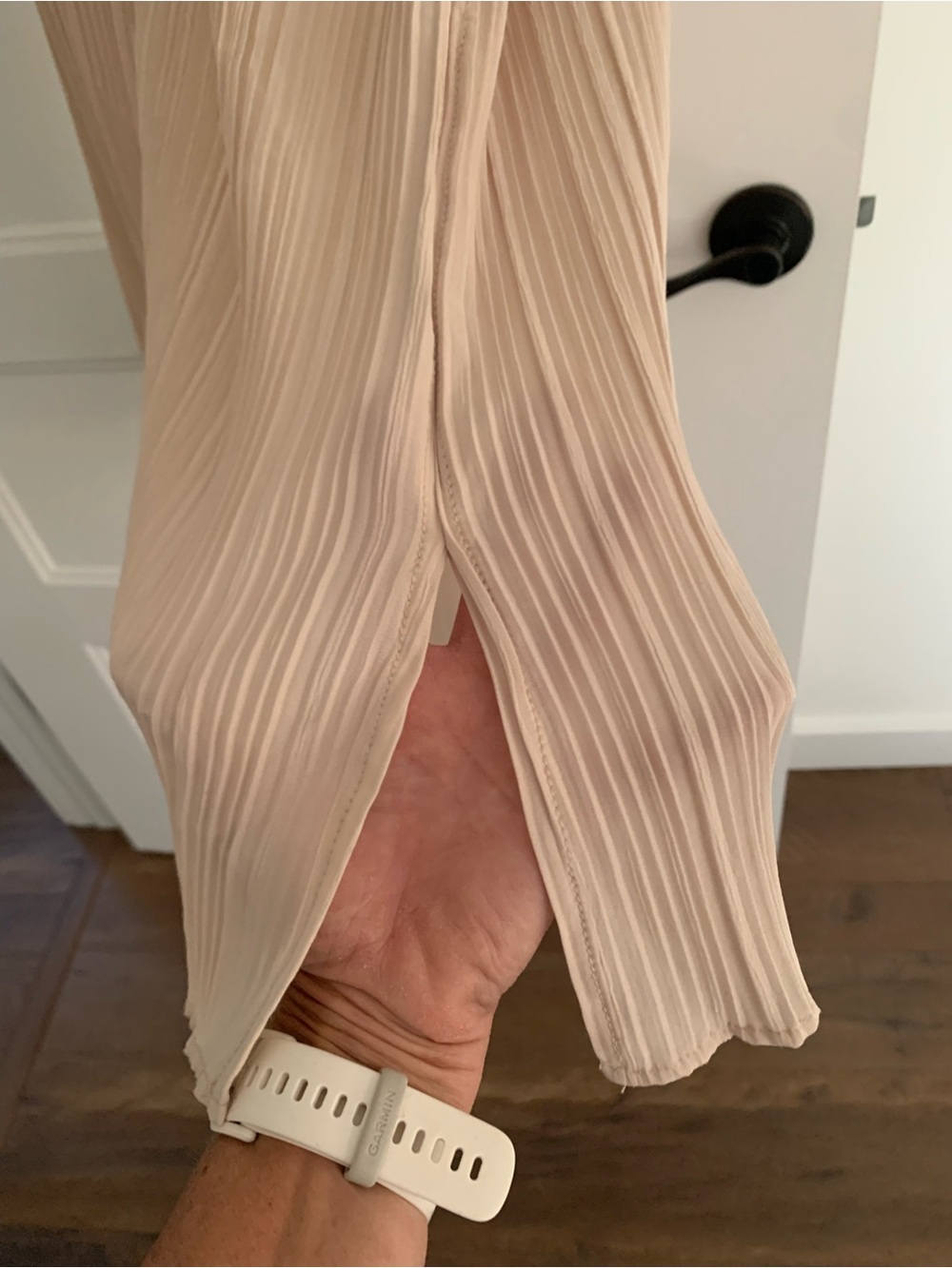 H&M Long-Sleeve Pleated Wrinkle Button-Front Dress in Light Cream Size 6 Medium - Picture 4 of 5